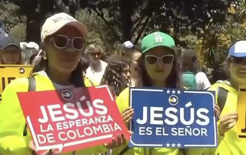 Participants held up posters praising Jesus as Lord and the hope for Colombia