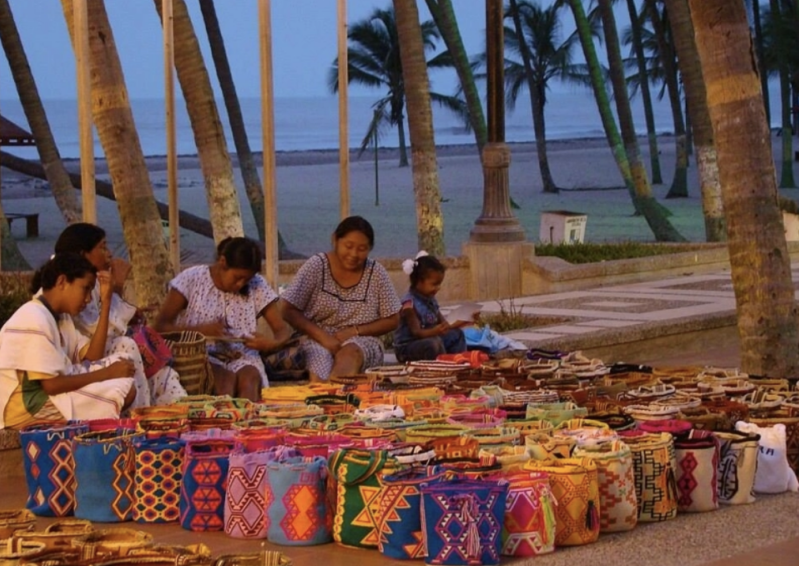 Wayuu indigenous backpack weavers in the Camellón de Riohacha.