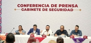 Oaxaca State Secretary of Government Jesús Romero López (center) at press conference on San Isidro Arenal conflict. 