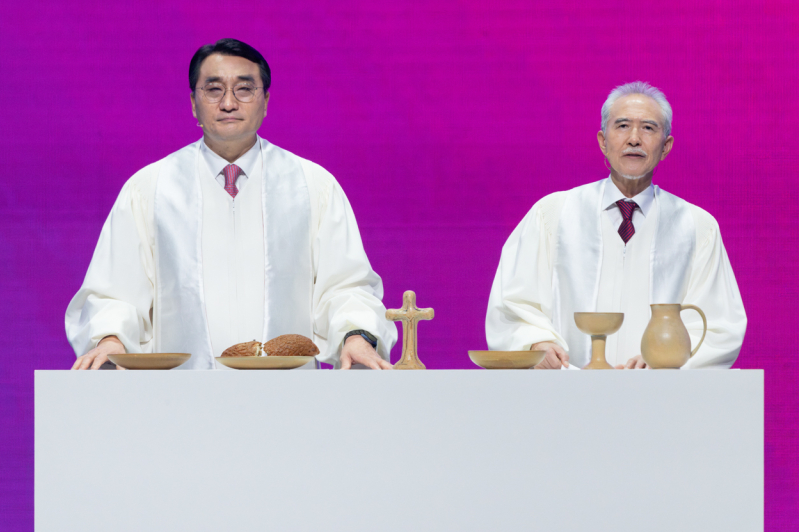 Rev. Jaehoon Lee and Dr. Masanori Kurasawa lead the communion service at the conclusion of the Lausanne Congress as a symbol of reconciliation