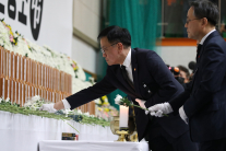 Jeju air crash south korea president tribute flowers