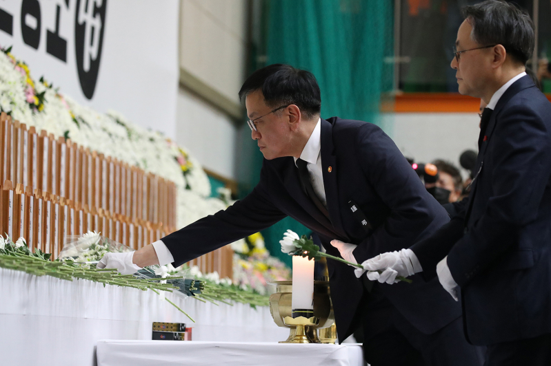 Jeju air crash south korea president tribute flowers