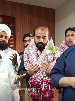 Official in Pakistan receives garland from Islamist leaders for trapping people in blasphemy cases.