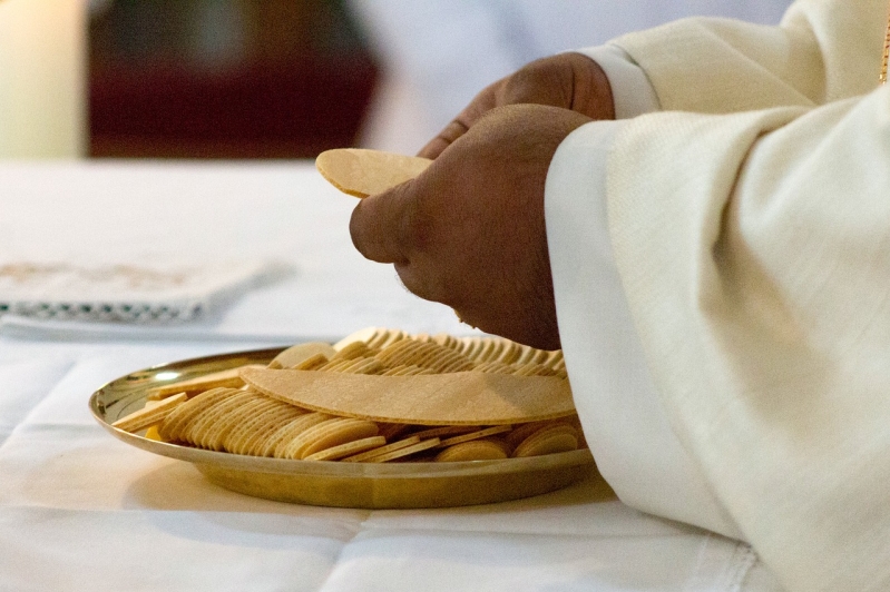 Anglican Communion refutes claims that gluten-free bread and non-alcoholic wine is barred from Holy Communion