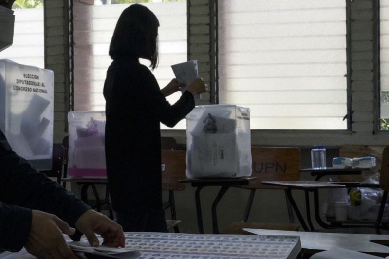 A voter casts a ballot at a polling station on November 28, 2021 in Tegucigalpa, Honduras.