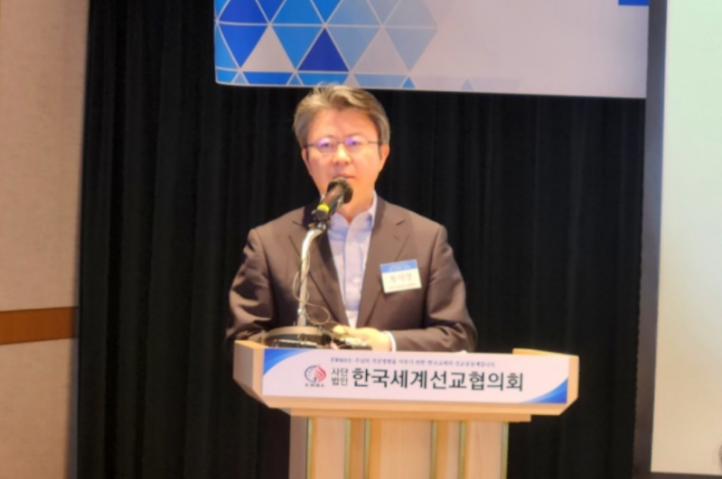 Pastor Daegu Yong Hwang