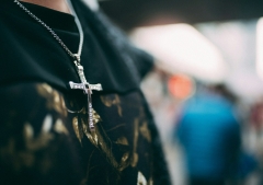 Pastor lauds students fighting cross necklace ban as Christian symbol deemed ‘offensive’