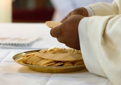 Anglican Communion refutes claims that gluten-free bread and non-alcoholic wine are barred from Holy Communion