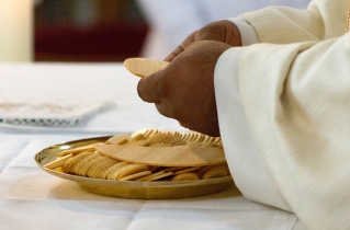 Anglican Communion refutes claims that gluten-free bread and non-alcoholic wine are barred from Holy Communion
