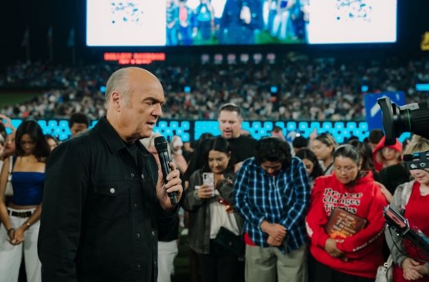 Greg Laurie leads Harvest Crusade at Angel Stadium in California, 6,500 make professions of faith