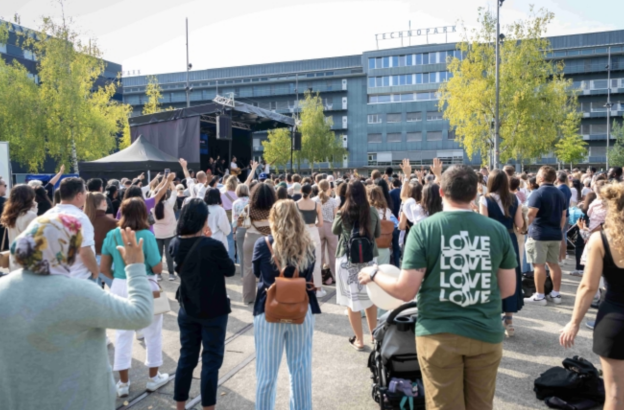 Zurich churches join together on national prayer day, drawing 1,000 for open-air worship and baptisms