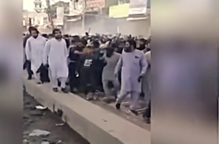 Police in Pakistan clash with Islamic extremist party