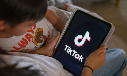 Australia becomes first nation to bar children under 16 from social media