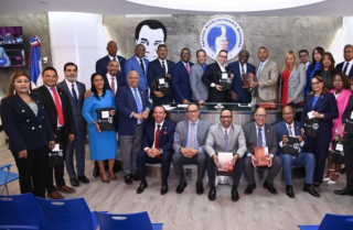 Dominican lawmakers receive personalized Bibles in initiative led by evangelical leaders