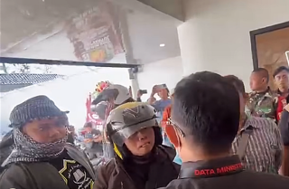 Islamic extremists halt church service in Indonesia